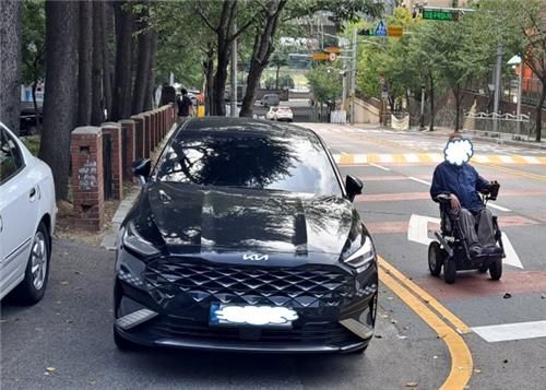 인도 막은 불법 주차 차량