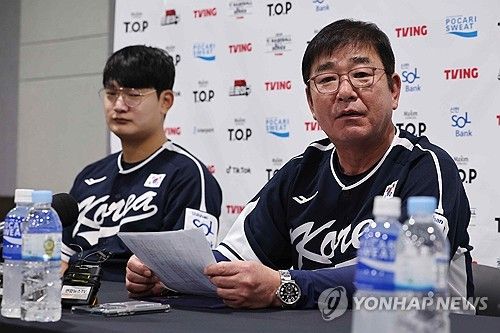 2차전 앞두고 인터뷰하는 류중일 감독과 김서현