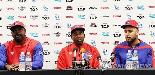 인터뷰하는 쿠바 야구 대표팀 감독