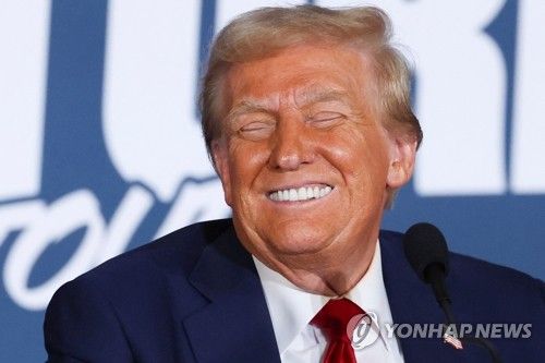 유세 현장에서 활짝 웃는 트럼프