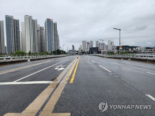 폭우에 침하 발생한 대전 유등교…접근 통제 중