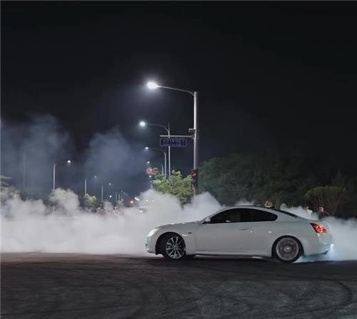 드리프트 하는 차량