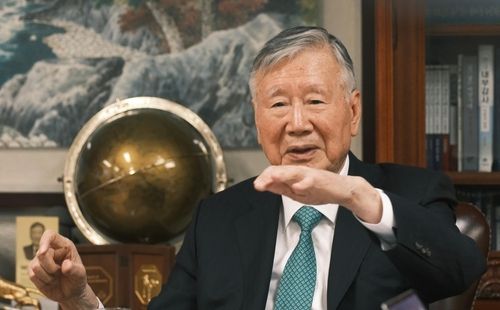 인터뷰하는 이중근 부영그룹 회장