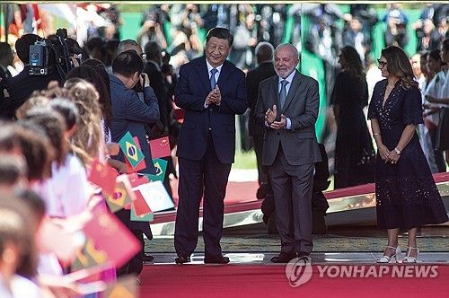 박수치는 시진핑(왼쪽)과 룰라
