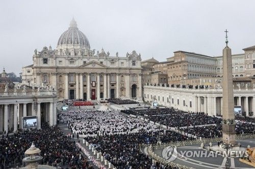 2023년 1월 4일(현지시간) 베네딕토 16세 전 교황의 장례미사가 거행된 바티칸 성 베드로 광장