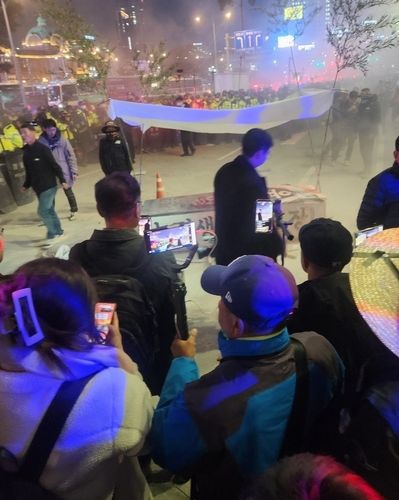 상여 모형에 불붙이려 해 소화기로 진압한 모습