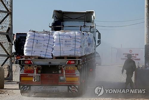 가자지구 진입하는 구호품 트럭