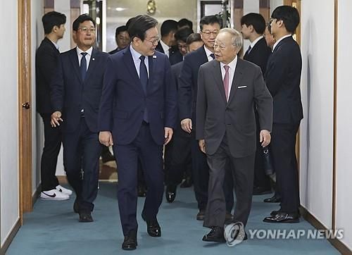 이재명 민주당 대표(왼쪽) 경총 손경식 회장(오른쪽)