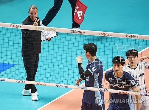 작전 지시하는 마우리시오 파에스 감독