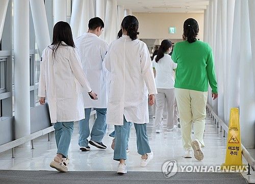 서울 시내 한 대형병원에서 의료진이 이동하고 있다.