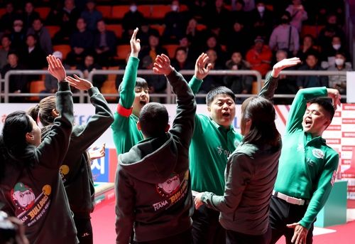 승리 후 환호하는 하나카드 선수단