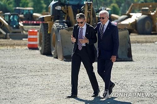 조 바이든 미국 대통령과 팻 겔싱어 인텔 최고경영자