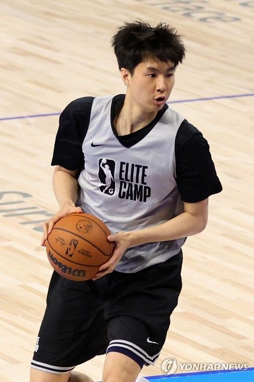 미국 NBA G리그서 볼 다루는 이현중