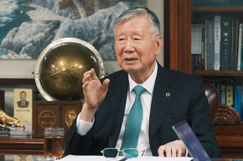 인터뷰하는 이중근 부영그룹 회장