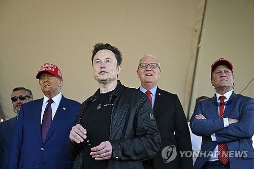 19일 스페이스X 스타십 시험비행 참관하는 머스크와 트럼프 등