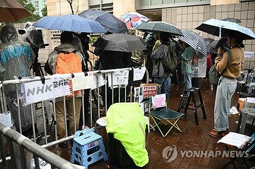 '반중인사' 지미 라이 우중 취재 열기