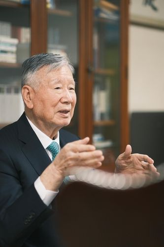 인터뷰하는 이중근 부영그룹 회장