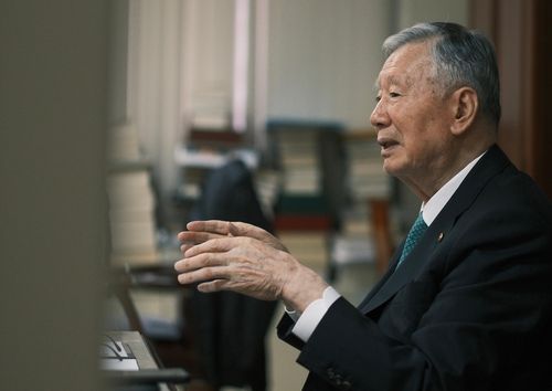 인터뷰하는 이중근 부영그룹 회장