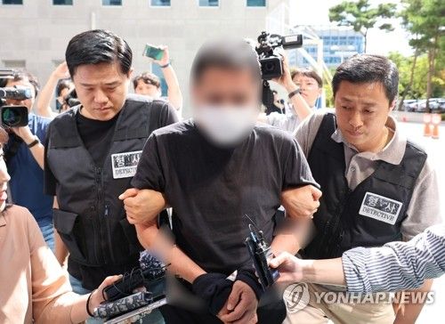 영장심사 받으러 법원 들어가는 청주 여관 방화범