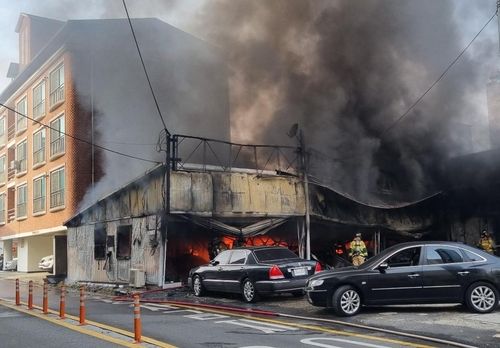 불이 난 익산의 한 카센터