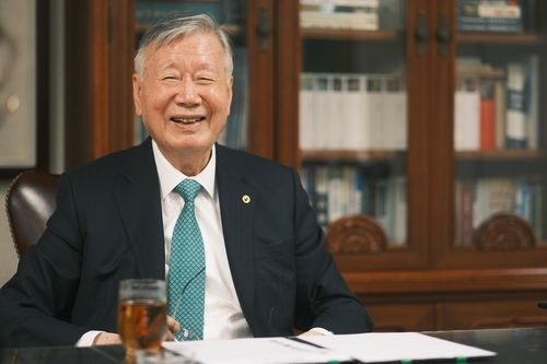 인터뷰하는 이중근 부영그룹 회장