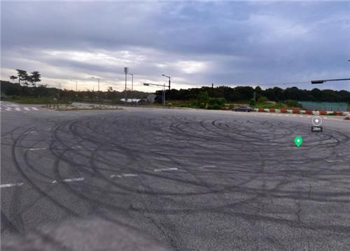 도로에 남겨진 요마크 