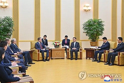 북한 김덕훈 내각총리, 러 정부대표단 단장 접견