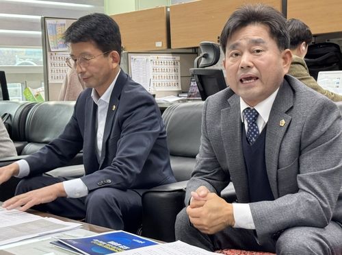 기자간담회하는 권요안, 윤수봉 전북도의원