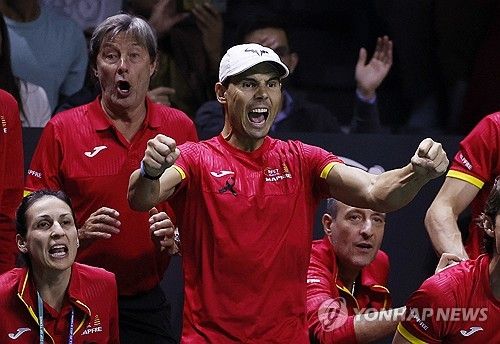 동료 선수들을 응원하는 나달