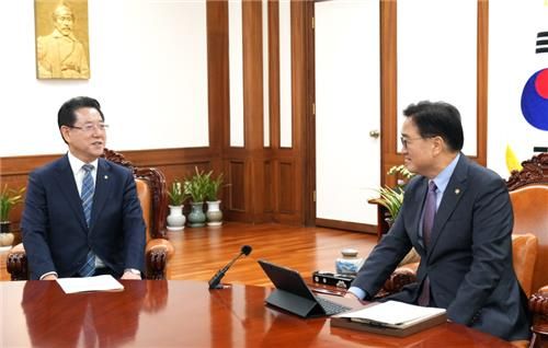 우원식 국회의장(오른쪽) 면담하는 김영록 전남지사