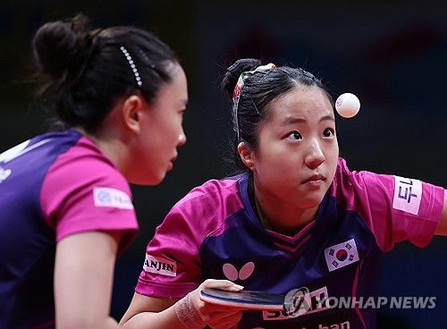 여자복식 콤비 신유빈(오른쪽)과 전지희