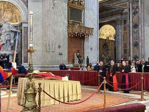 베네딕토 16세 전 교황 조문하는 유흥식 추기경과 이용훈 주교