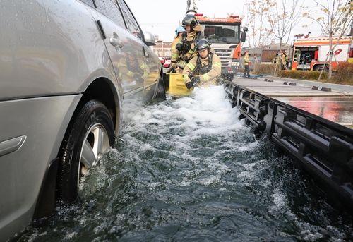 이동식 소화수조 이용해 불 끄는 소방대원