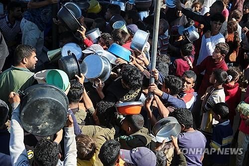 음식 받으려는 가자 주민들