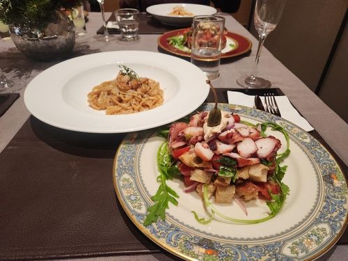 문어 토스카나 판자넬라 브레드 샐러드와 새우 레몬 링귀니 파스타