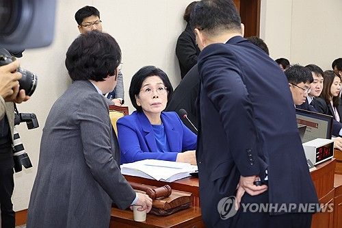 간사와 대화하는 최민희 과방위원장