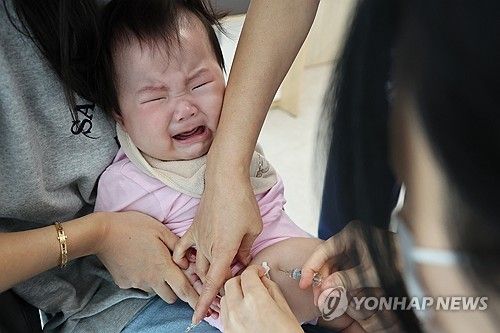 독감 예방 접종 받는 아기