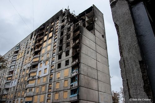 우크라이나 동부에서 미사일에 공격당한 아파트 건물 모습