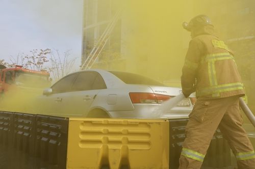 이동식 소화수조 이용해 불 끄는 소방대원