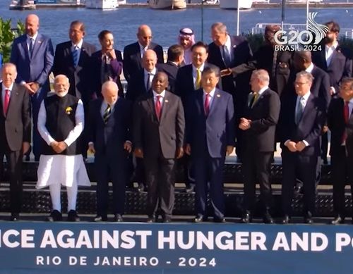 G20 정상회의 사진 촬영 중 악수하는 마크롱 대통령과 라브로프 장관