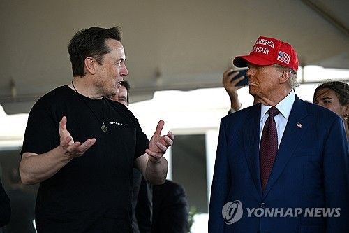 스페이스X 화성우주선 6차 시험비행 발사 참관하는 트럼프 미국 대통령 당선인(우)