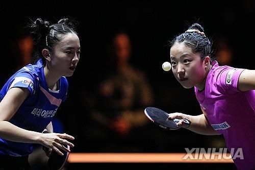 한국 여자탁구 '황금 콤비'인 신유빈(오른쪽)과 전지희