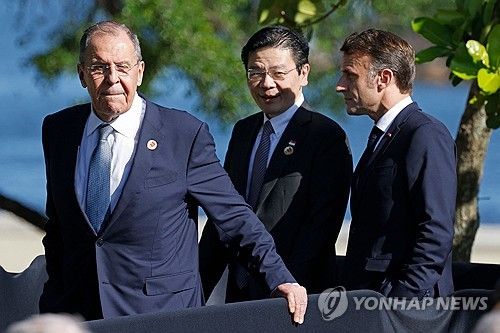 G20 정상회의에 참석한 세르게이 라브로프 러시아 외무장관, 로런스 웡 싱가포르 총리, 에마뉘엘 마크롱 프랑스 대통령