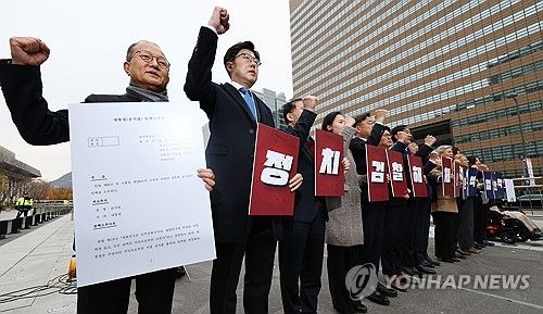 조국혁신당, 윤 대통령 탄핵소추안 초안 공개 기자회견