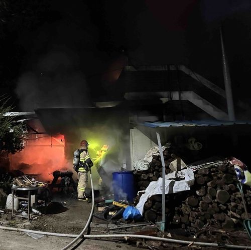 화목보일러로 인한 화재 진화 중인 소방대원