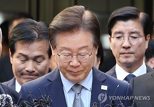 침통한 표정의 이재명 대표