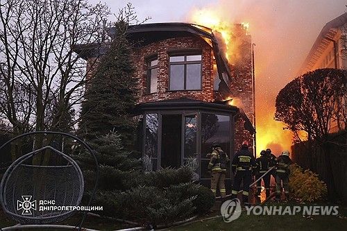 러시아 공습에 불타는 우크라이나 주택