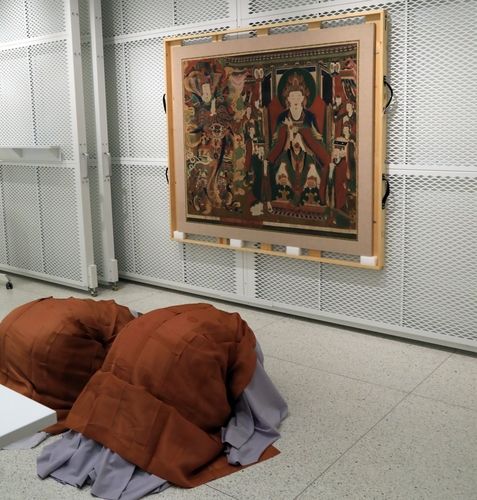 신중도에 절하는 스님들