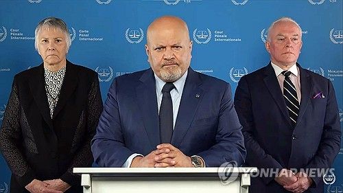 5월 체포영장 청구를 발표하는 카림 칸 검사장