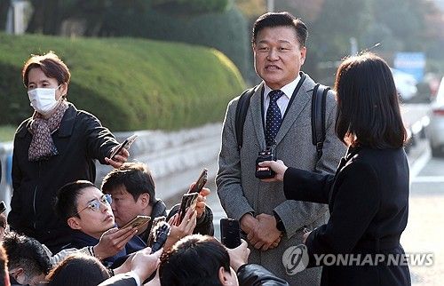 신용한 전 실장 참고인 신분 출석